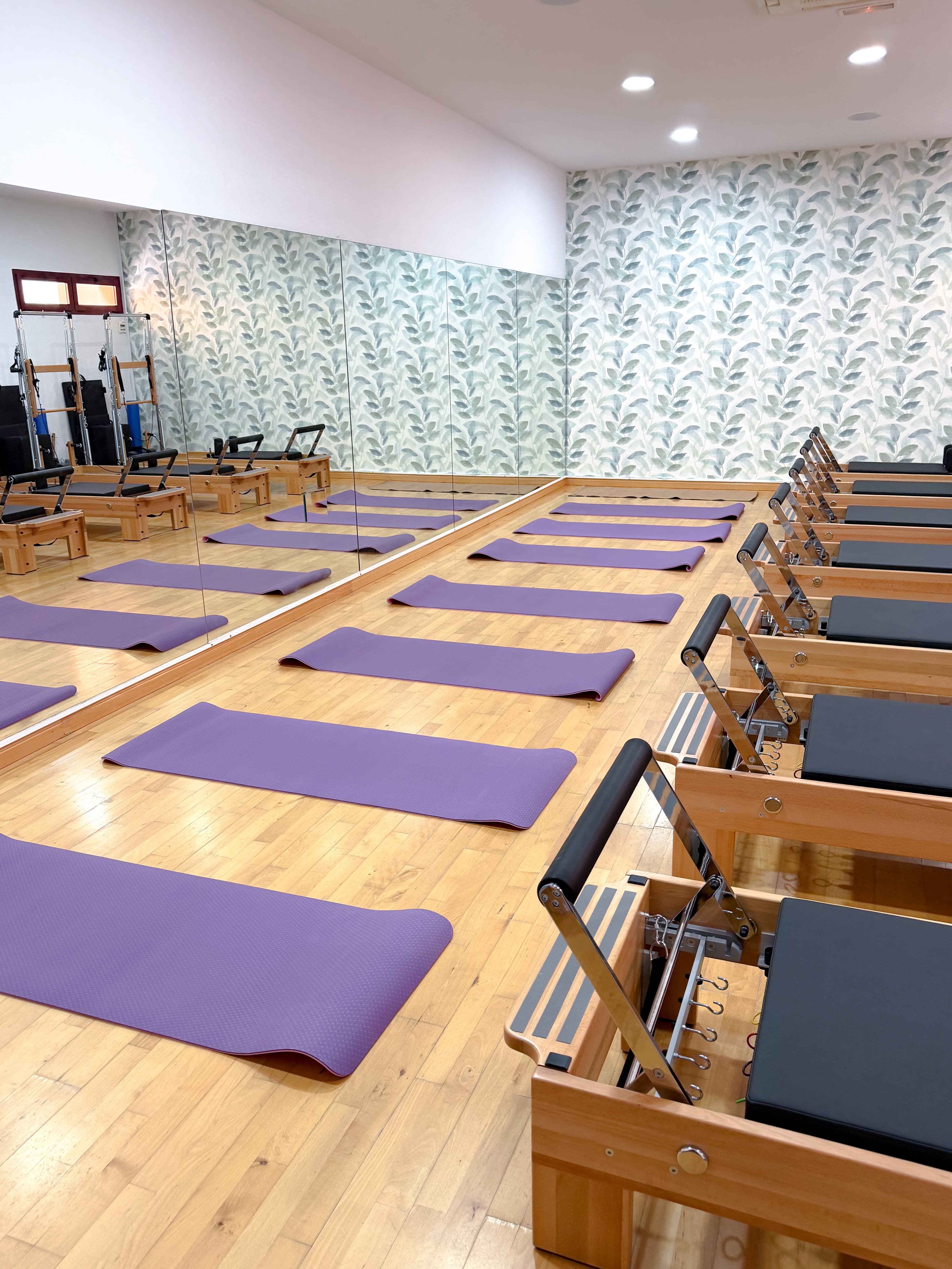 Esterillas de yoga junto a los Reformers